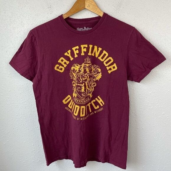 Harry Potter Gryffindor T-Shirt Size M EUC - Picture 1 of 3